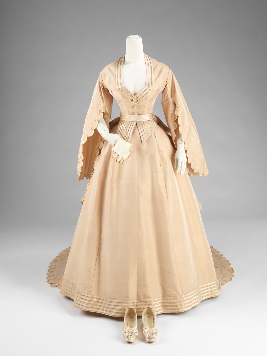 wikivictorian's tweet photo. Wedding ensemble by Courvoisier, 1870. The MET. https://t.co/2AgBCl4ykm