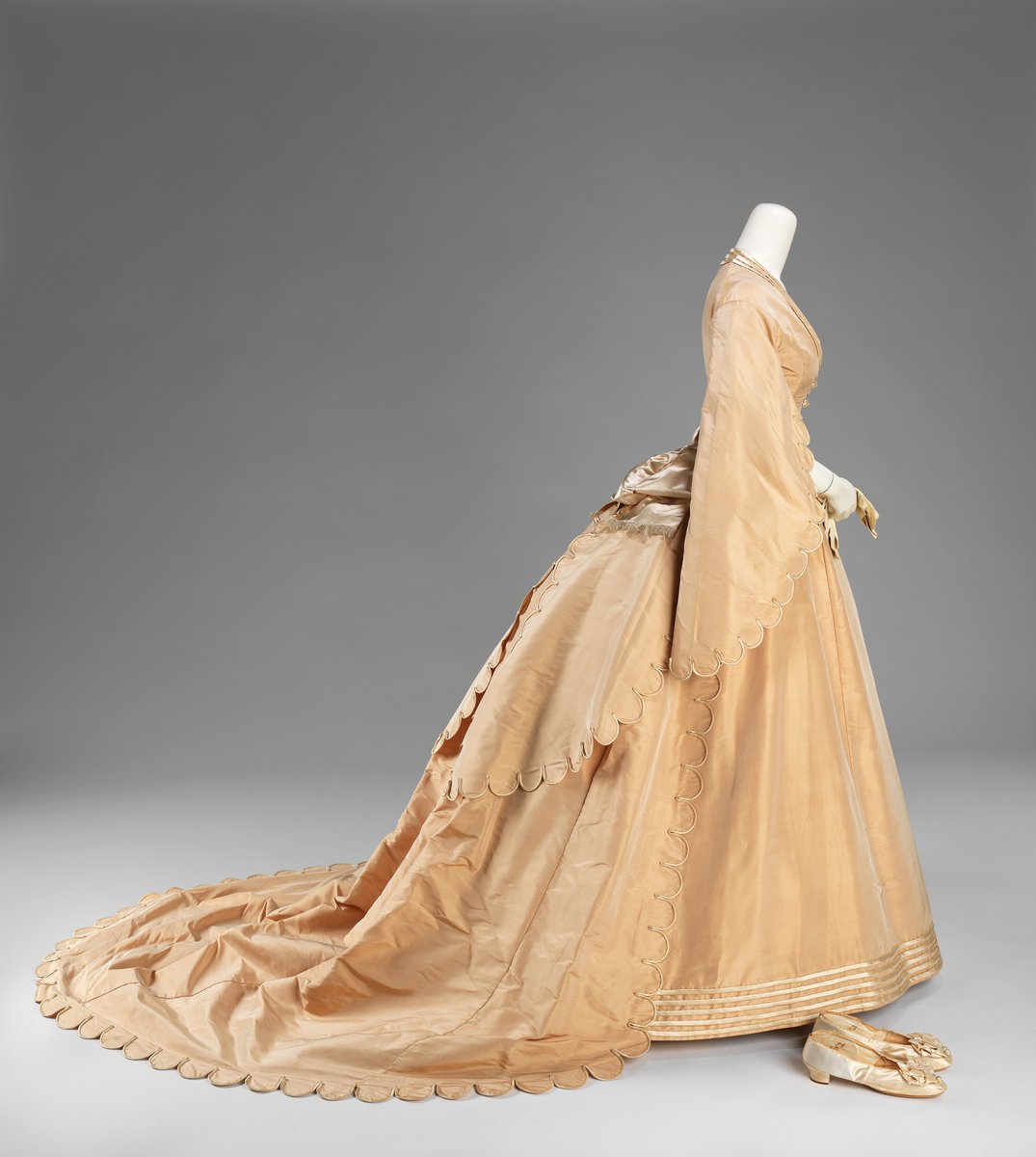 wikivictorian's tweet photo. Wedding ensemble by Courvoisier, 1870. The MET. https://t.co/2AgBCl4ykm