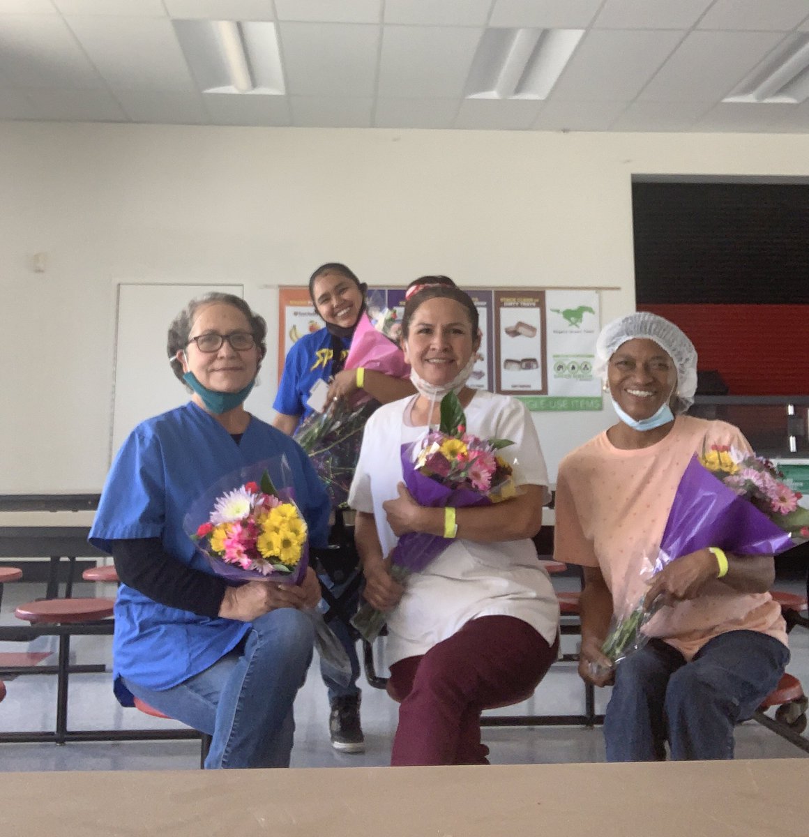 Rogers_Mustangs's tweet photo. Happy School Lunch Hero Day! These sunshines have been working so hard! https://t.co/2Mv4exu85i