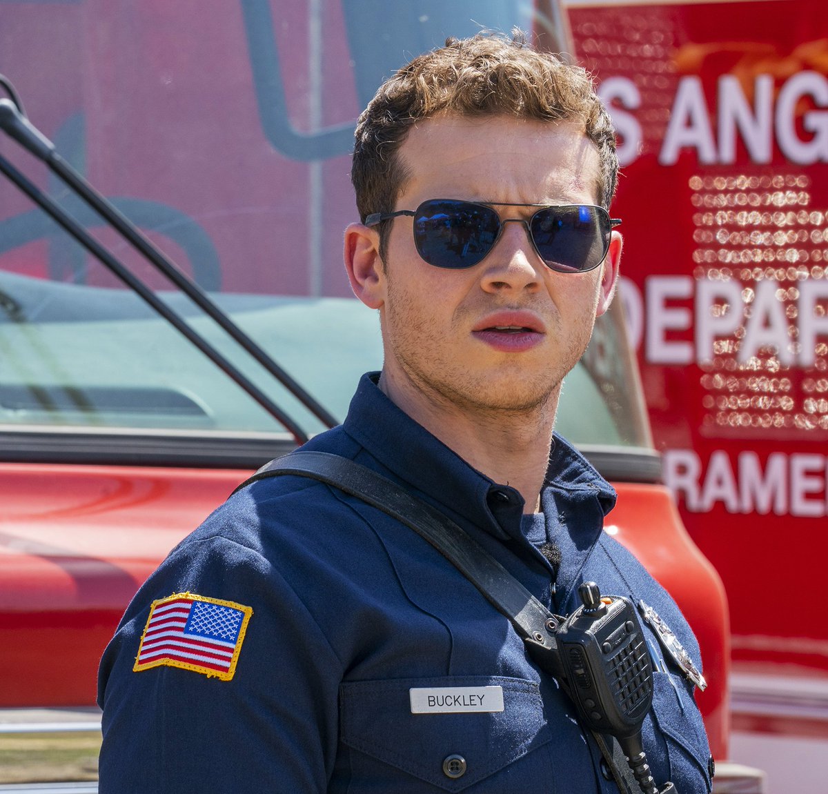 Оливер старк 911. 911 служба спасения бакли. 911 служба спасения бакли. 911 служба спасения бакли. Оливер старк 911.