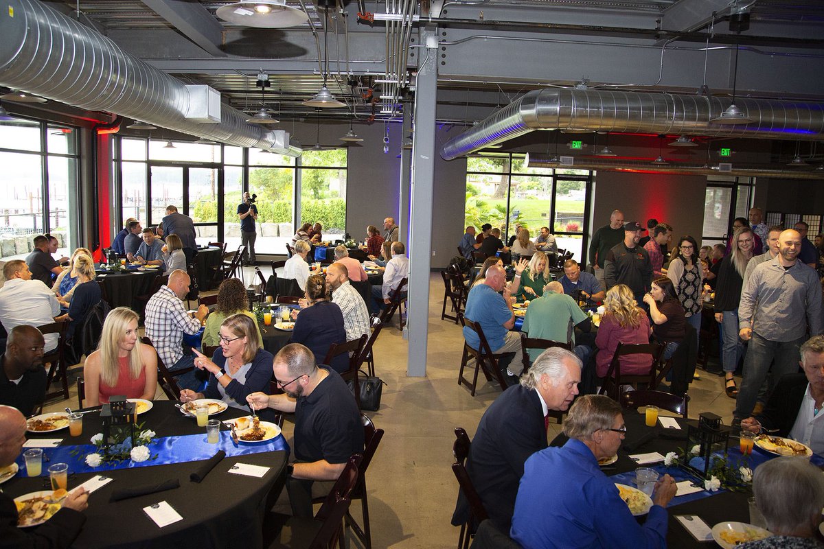 Franklin_Graham's tweet photo. Last night we held an appreciation dinner for the Portland area police &amp; all law enforcement. It was packed with officers &amp; their spouses. Baseball great Darryl Strawberry shared from his heart what God had done for him &amp; was a huge encouragement to them. https://t.co/807SeaYjNX