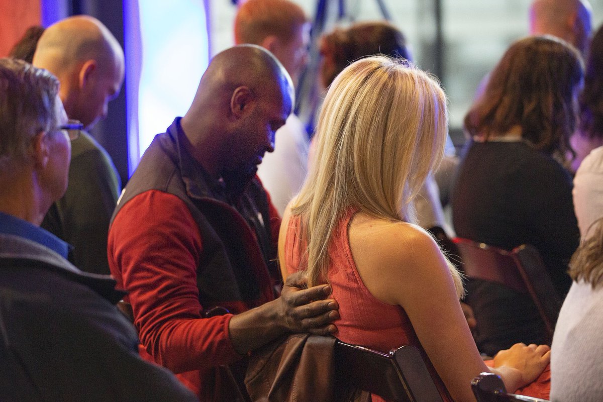 Franklin_Graham's tweet photo. Last night we held an appreciation dinner for the Portland area police &amp; all law enforcement. It was packed with officers &amp; their spouses. Baseball great Darryl Strawberry shared from his heart what God had done for him &amp; was a huge encouragement to them. https://t.co/807SeaYjNX