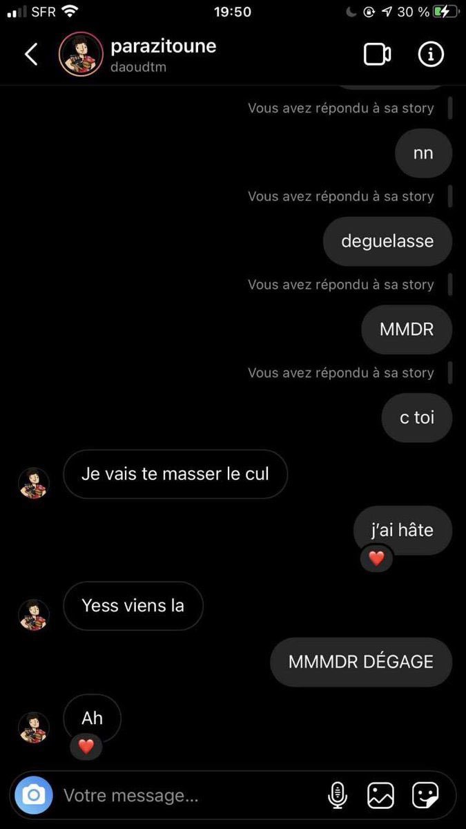 Bon ça ne l’a pas vraiment dérangé et ils ont continué à se parler (beaucoup via Snap) de manière toujours aussi ambiguë alors qu’il savait pertinemment qu’elle avait 13 ans (lui 20 on le rappelle)