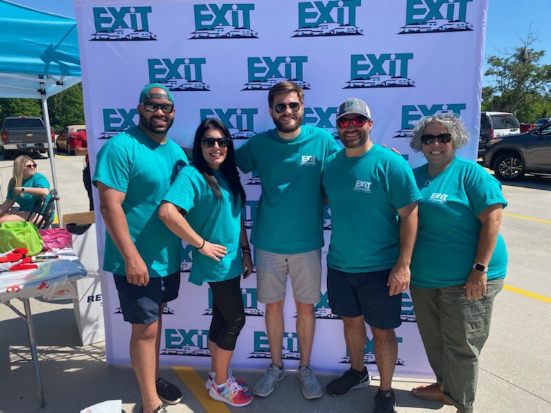 CrawfishKing_BR's tweet photo. Come grab a delicious dinner of fresh boiled crawfish at 1 of 3 locations in Baton Rouge and Gonzales before 7pm! $25 gets you 6lbs of crawfish, a Coca-Cola product and supports @JA_batonrouge &amp; @bigbuddyprogram https://t.co/U7JSYFwTHa #whowillbeking https://t.co/cKWUL6HEZS
