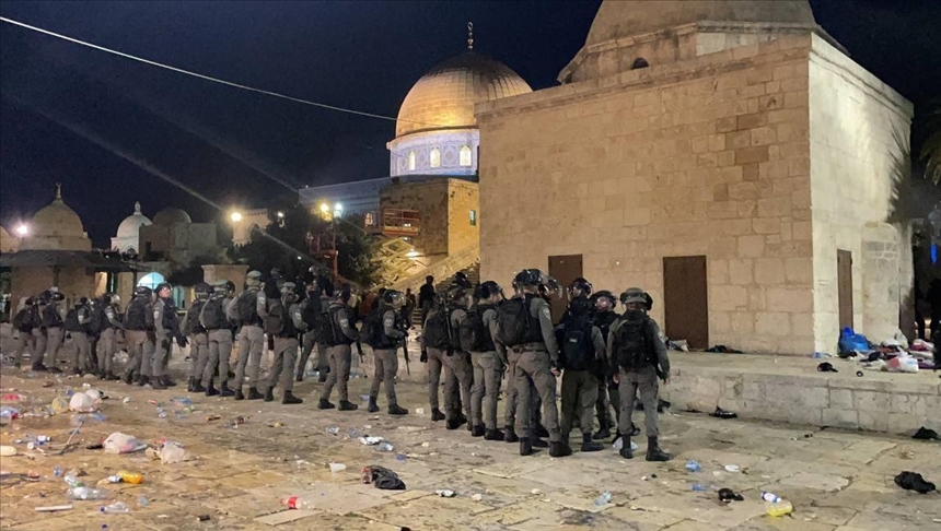 Terrible news coming out of Jerusalem today - Israeli troops are inside the Compound and clashes are taking place. 

O Allah! Protect al-Quds &amp; Masjid al-Aqsa and our brothers and sisters from the attacks of the Apartheid Regime!