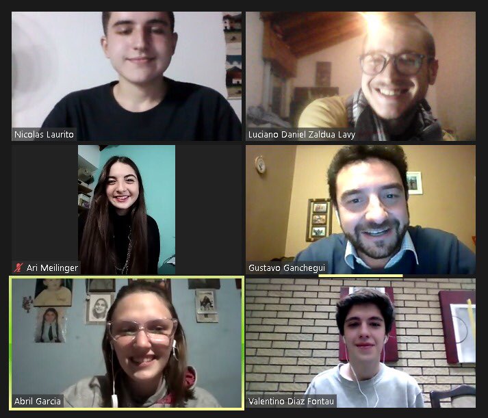 Me reuní con algunos jóvenes de @EstudiantesOrg_ para conversar sobre la necesidad de recuperar la presencialidad escolar en Lomas de Zamora. Ellos también sienten que es necesario volver a las aulas y quieren que los escuchen.
#AbranLasEscuelas #ClasesPresenciales2021