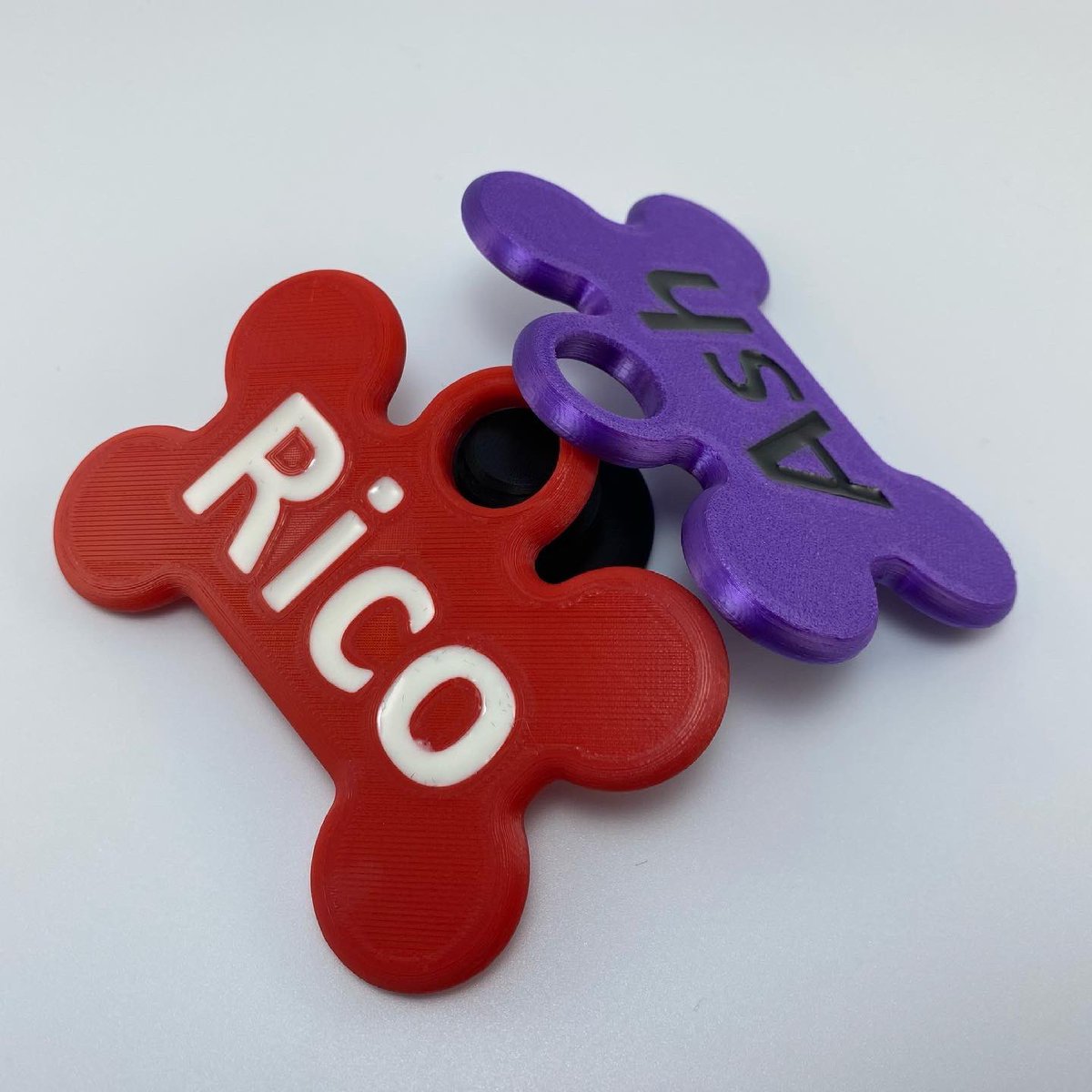 AstronautFitz's tweet photo. Now selling custom bone name tags for collars there epoxy filled text and the tag is light and robust and there heka cute.🥰☺️

Now available on my Etsy link to all in bio 🥰

#comission #comissionsopen #furry #furryart https://t.co/F6ilFSTwEO
