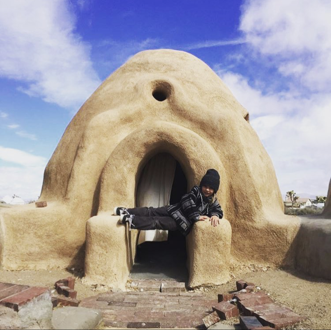calearth's tweet photo. SuperAdobe kids at CalEarth in Hesperia, California! #calearth #calearthinstitute #naderkhalili #ecokids #domelife https://t.co/EZN7ZXJD6Z