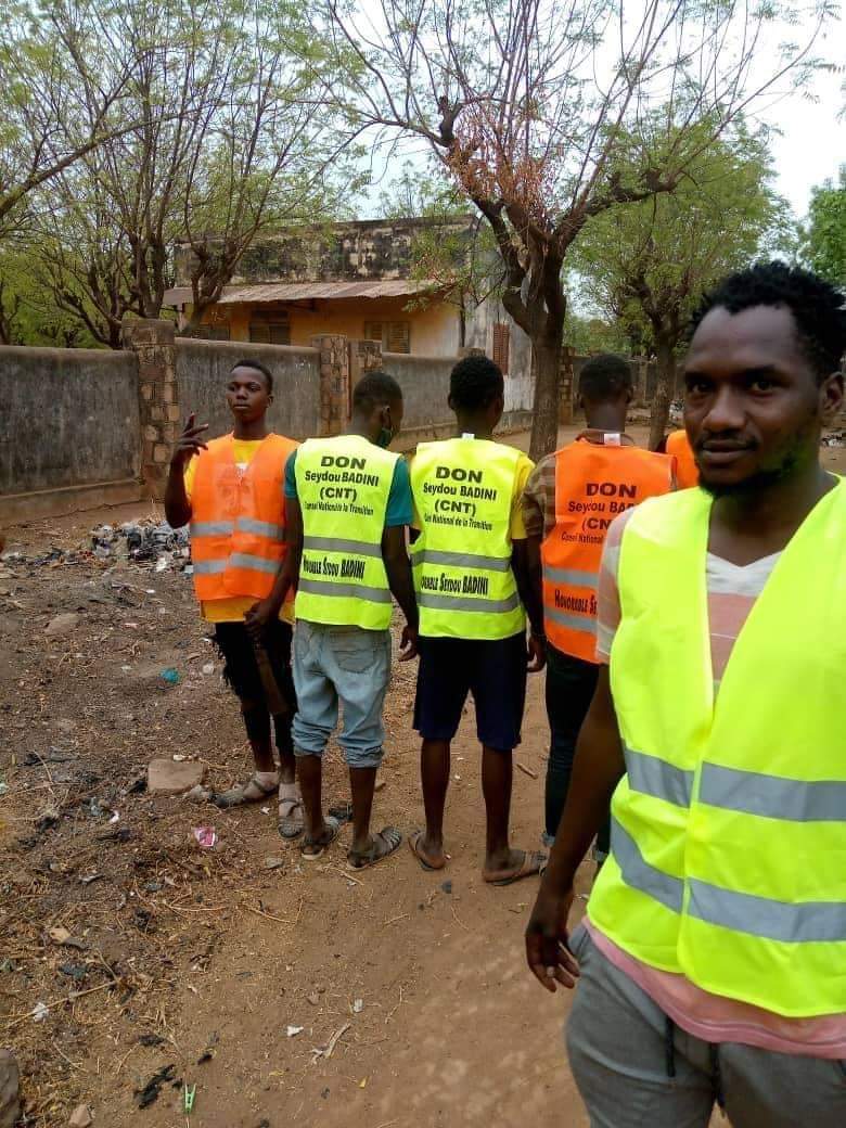 Vraisemblablement Seydou Badini du CNT n'a pas fait don que d'un panneau, il a fait don de 6 personnes aussi. Futur député 😂😂😂😂😂😂😂 ce pays ne finira jamais de nous étonné.