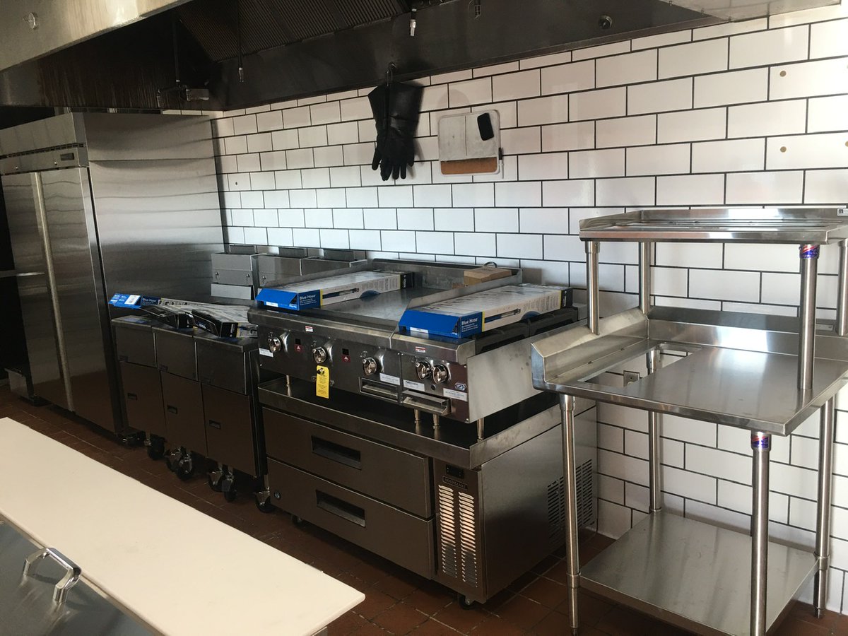 AFIkitchens's tweet photo. #FlashBackFriday - take a look at @umaihotdogs in #LakeForestCA. Continuing this vibe into Mother's Day Weekend, stay safe people!
#AFIKitchens #AFIinstallations @MyersRestaurant #KitchenInstall #FoodServiceInstallations #FoodServiceEquipment #CustomKitchen #StainlessSteelKitchen https://t.co/wO4TTBxxhr