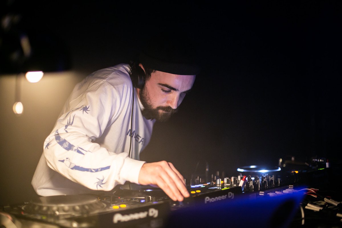 MUTEK_ES's tweet image. Antes, nos sumamos a las aventuras estilísticas del ciclo Rarefacció con el showcase de Hypermedium, después de haber estado toda la mañana en el sótano de SVD (sivasdescalzo) charlando con muchos de los colectivos y agentes más disruptivos y diversos de Barcelona. ¡Mañana, más!