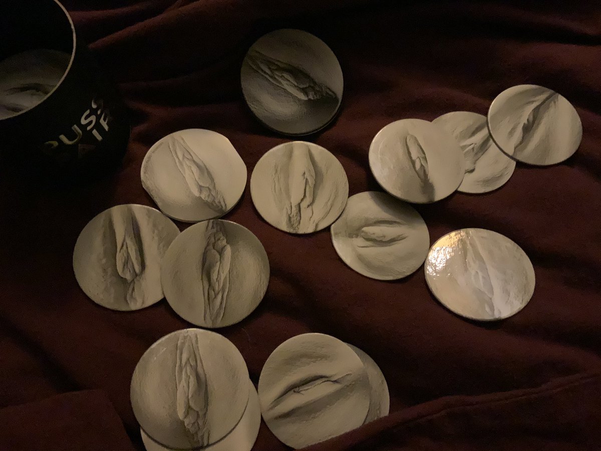 Ich mache ab jetzt ein jahr sabbatical und meine hebammenkollegin schenkt mir zum abschied dieses #pussypairs vulvamemory wenns unterwegs  mal langweilig ist, and i think thats beautiful!