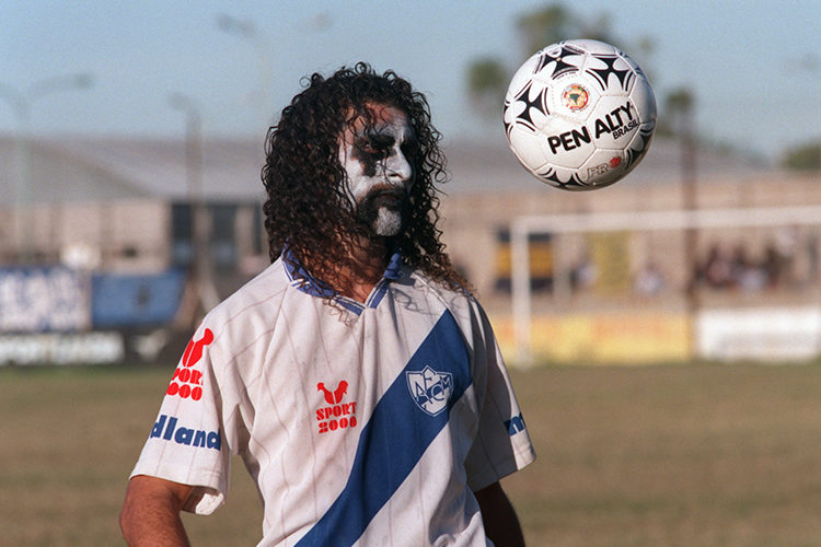 Al aire ahora en @radiousach junto a mi querido @freddy_stock hablando, entre otras cosas, del futbolista que jugaba pintado al estilo Black Metal #DesdeRucioConAmor https://t.co/IADYcvMa1B
