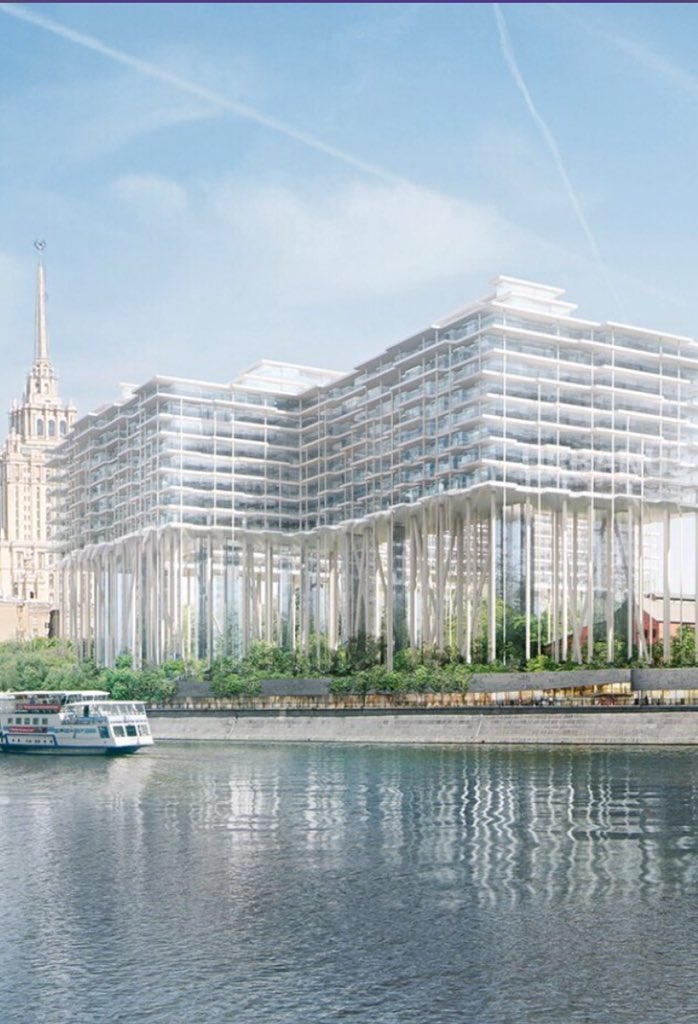 Самое главное, что отпугивает в этом сооружении – оно не вырастает из отведенного ему места, а как бы пришло сюда издалека на своих странных ногах