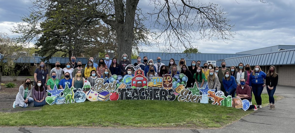 svargaSES's tweet photo. The perfect ending to Teacher and Staff Appreciation Week at Windermere! What an amazing group of educators! 🐳❤️ https://t.co/NZleL7BWxj