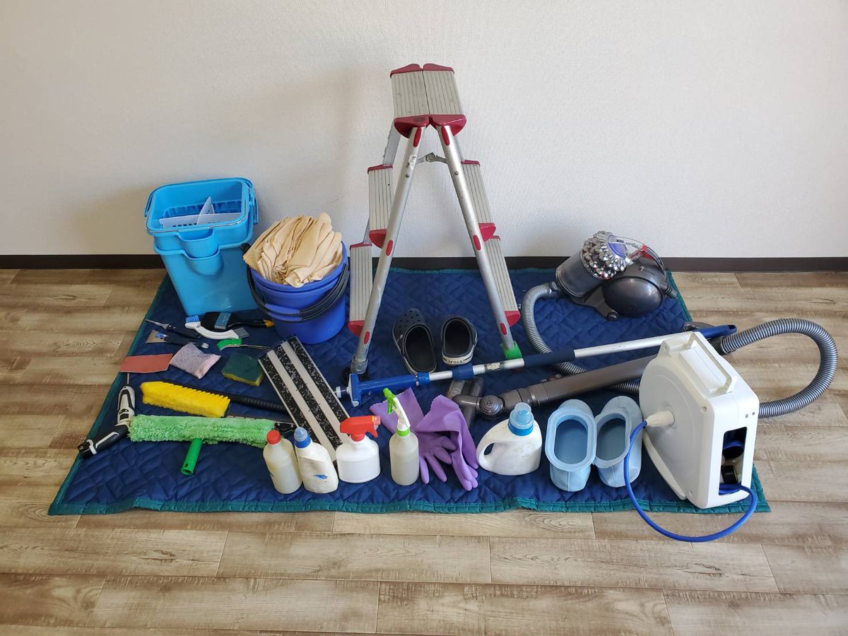 賃貸マンション1Kの空室のクリーニングを始める前に基地をセットしました。何時も出来るだけ道具を減らしたいと思ってますが、自分はこれが限界かな?