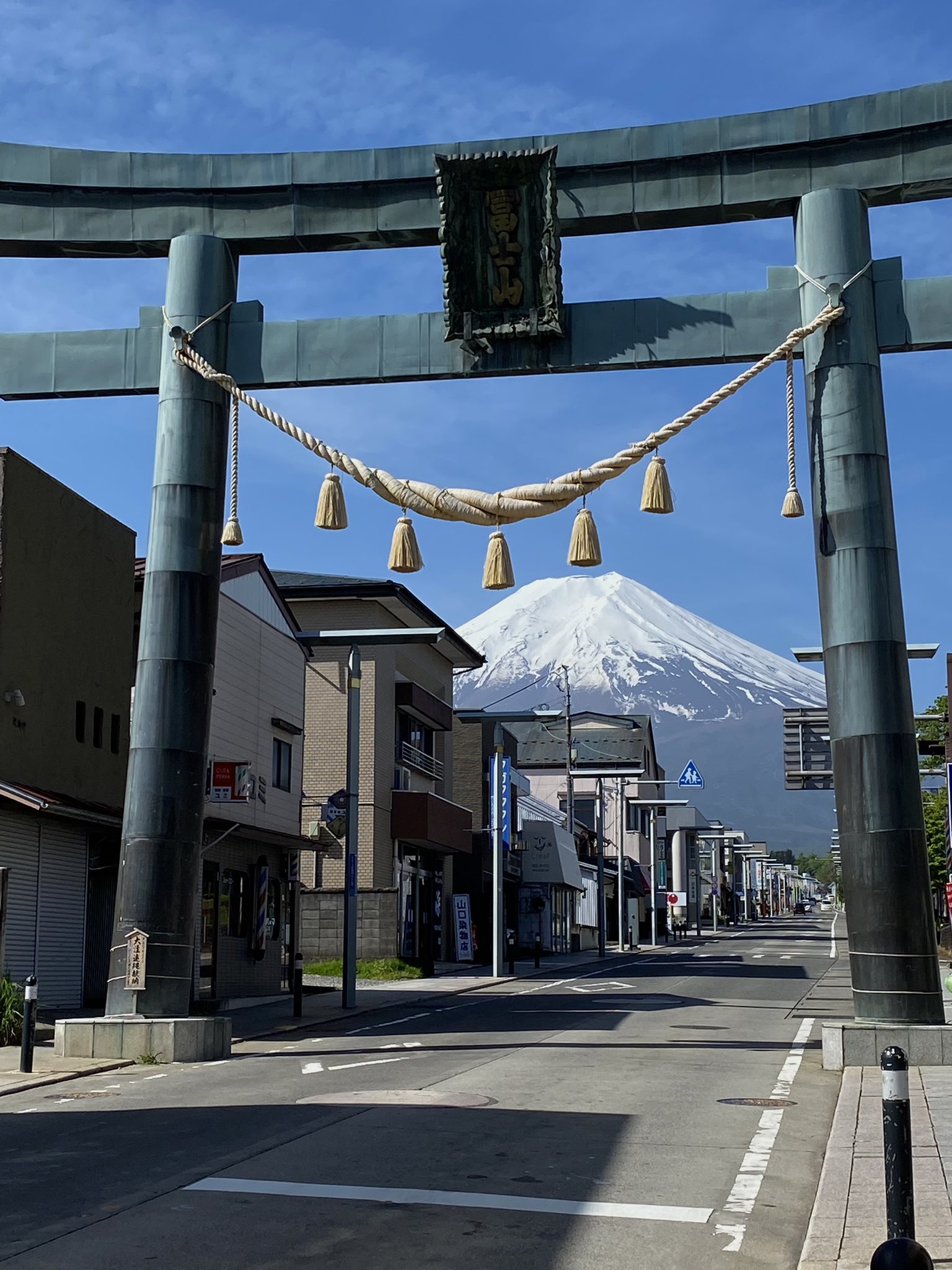 富士吉田市観光案内所 Fujiyoshida Tourist Information Center 5月8日 土 おはようございます 富士吉田市のシンボルマーク 金鳥居 からです 富士山駅 から徒歩3分ほどですので バスや電車の乗り継ぎ空き時間にぜひ 富士吉田 Fujiyoshida