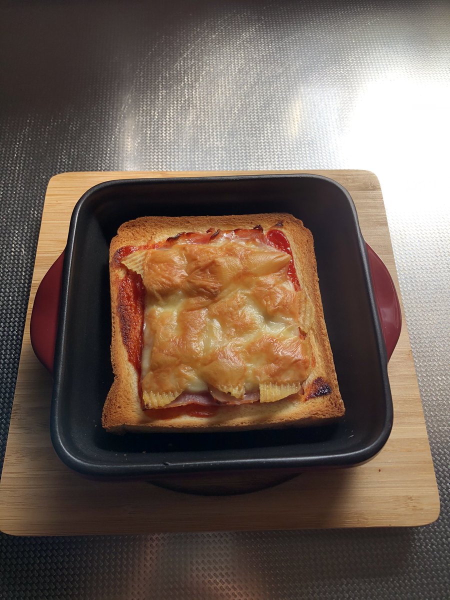 zero_br10's tweet photo. 今日は自分で朝食の一品を作ってみました！

「ポテチとベーコンのピザトースト」

材料
・食パン
・ベーコン
・チーズ
・ポテトチップス
・ケチャップ

食パンに材料をのせたら、トースターで10〜15分程度で完成です！
ポテチの味はお好みで！

#朝食 #料理 #ピザトースト https://t.co/VTwgA8j7OR