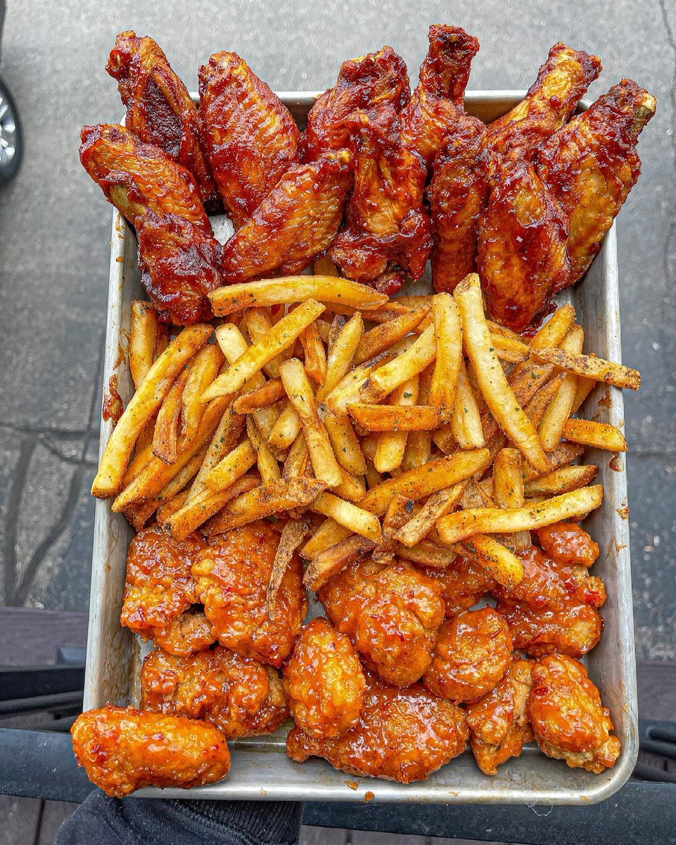What's your favorite wing sauce?

(📸: detroitwingco on IG)

#chickenwings #frenchfries #deliciousness