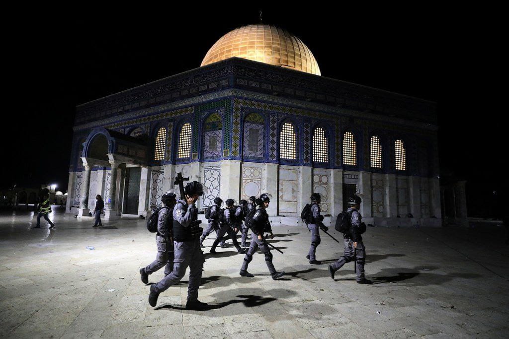Walihasan_09's tweet photo. Innocent Palestinians have been attacked by rubber bullets, sound bombs, tear gas, and firearms after Isha prayers last night.

#IsraeliAttackonAlAqsa https://t.co/dPMaP11RK4