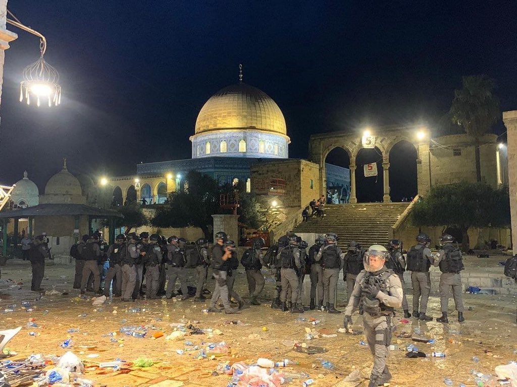 Walihasan_09's tweet photo. Innocent Palestinians have been attacked by rubber bullets, sound bombs, tear gas, and firearms after Isha prayers last night.

#IsraeliAttackonAlAqsa https://t.co/dPMaP11RK4