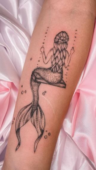 The mermaid can be perfectly combined with other seafaring motifs such as anchor, steering wheel, ship or wave.