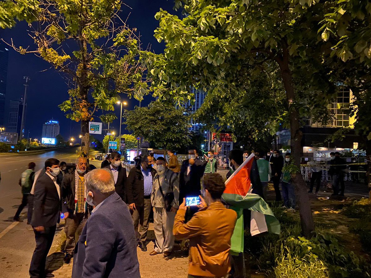 İlk kıblemiz Mescid-i Aksa’ya yapılan saldırıları protesto etmek ve Filistinli kardeşlerimize destek olmak için İsrail konsolosluğu önünde toplanıyoruz.

#MescidiAksa Onurumuzdur!