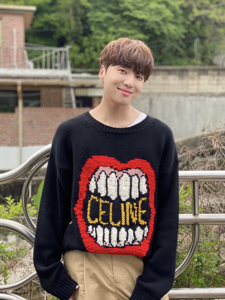 official_yoon_'s tweet photo. 백사이코러스2 많이 봐주세요!🙏🏻💙🙏🏻💙 https://t.co/RdiCdjiA2Q