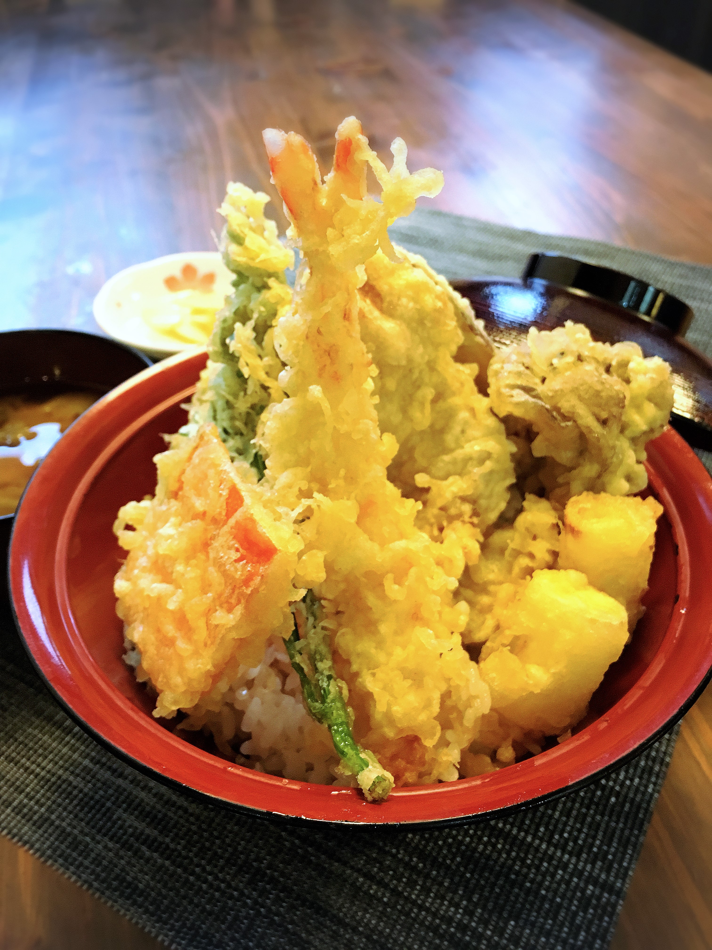 水戸 揚げたて屋てん 天ぷらテイクアウト 天丼 定食 お得な 得徳天丼 プリプリえび天 白身魚天 野菜天５品が甘辛丼タレに包まれて 味噌汁 漬物がついて税込９７０円です てんの天丼に並び テイクアウトでも人気の高いメニュー かに天