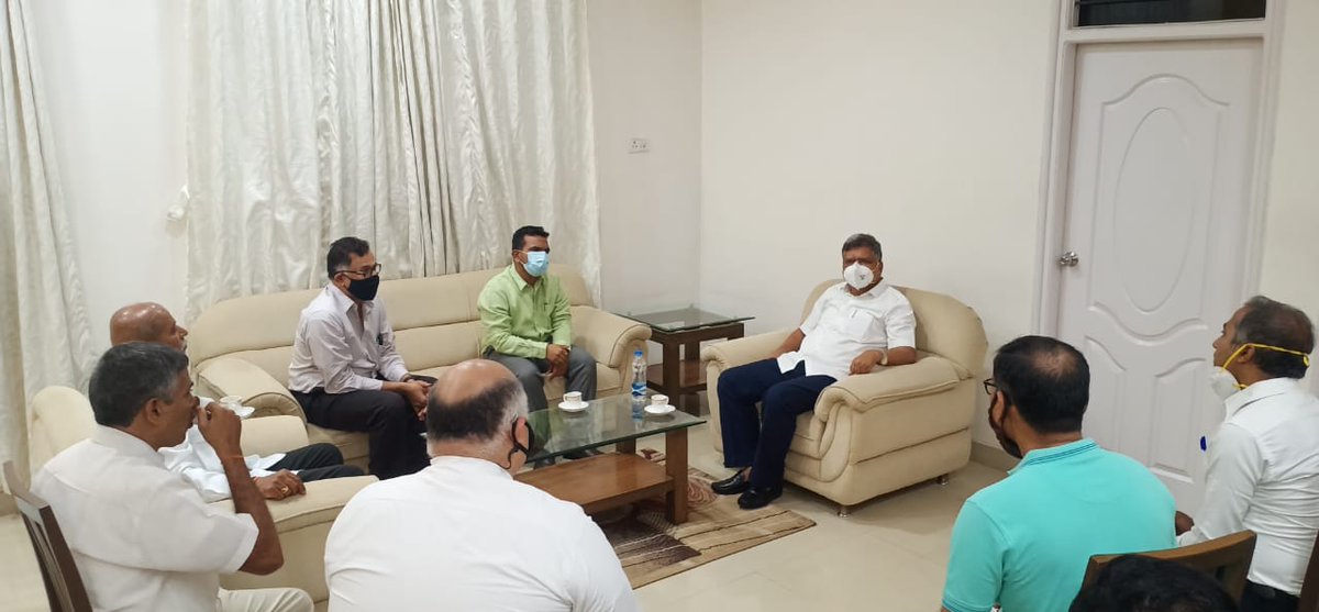 JagadishShettar's tweet photo. Held meeting with district officials &amp; proprietors of oxygen production unit at Koppal &amp; discussed production &amp;supply of oxygen in the district. 

ಕೊಪ್ಪಳದಲ್ಲಿ ಜಿಲ್ಲಾ ಮಟ್ಟದ ಅಧಿಕಾರಿಗಳು &amp;ಆಮ್ಲಜನಕ ಉತ್ಪಾದನಾ ಘಟಕದ ಮುಖ್ಯಸ್ಥರೊಂದಿಗೆ ಸಭೆ ನಡೆಸಿ, ಆಕ್ಸಿಜನ್ ಲಭ್ಯತೆ, ಪೂರೈಕೆ ಕುರಿತು ಸಮಾಲೋಚಿಸಲಾಯಿತು. https://t.co/hZS4G4Q4sa