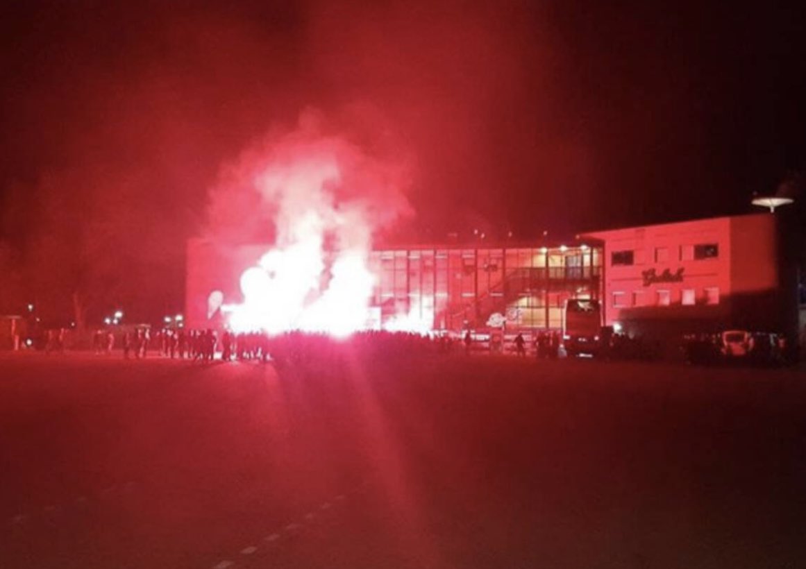 Journalisten belaagd bij stadion De Graafschap ???? #politie #DeGraafschap #hooligans #persvrijheid..