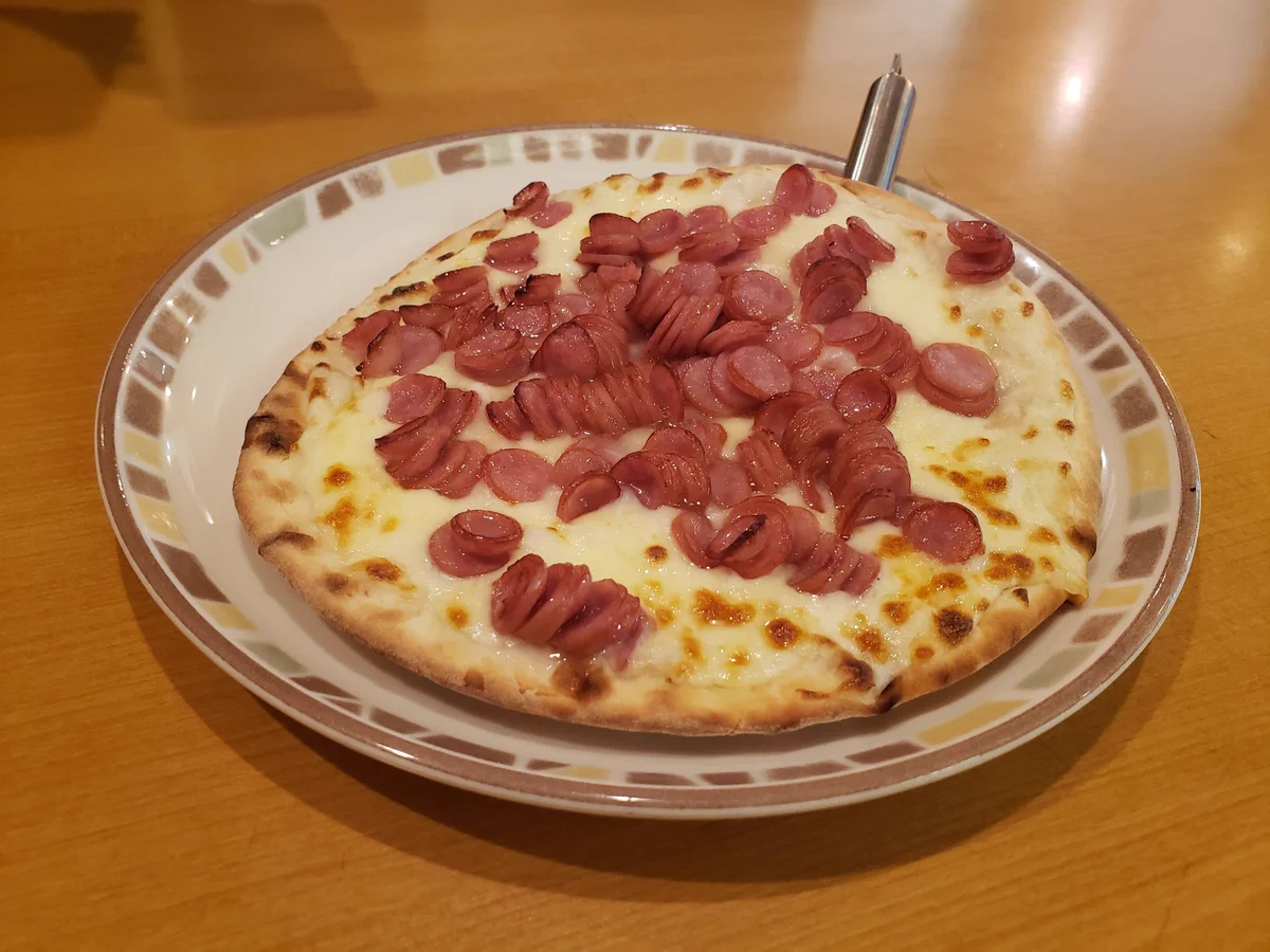 味は間違いないサイゼリヤの新メニュー！シェフのやけくそピザw