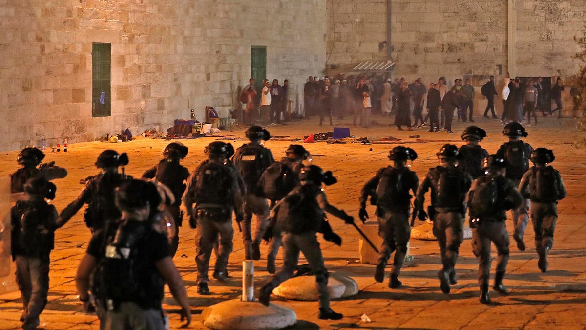 France24_fr's tweet photo. Au moins 180 blessés dans des heurts entre Palestiniens et police israélienne à Jérusalem https://t.co/MYuHx2IFwQ https://t.co/QQT094sJrF