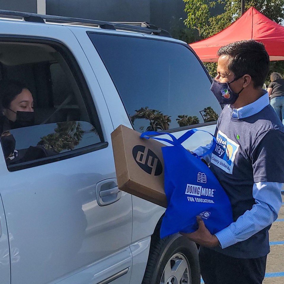 sergiocontreras's tweet photo. Yesterday, @hssavanna in #anaheim, we held part 1 of our drive-thru laptop distribution celebration for 286 high school seniors who participated in our @unitedwayoc Class of 2021 e-Mentorship initiative. https://t.co/HLPmVrmweD