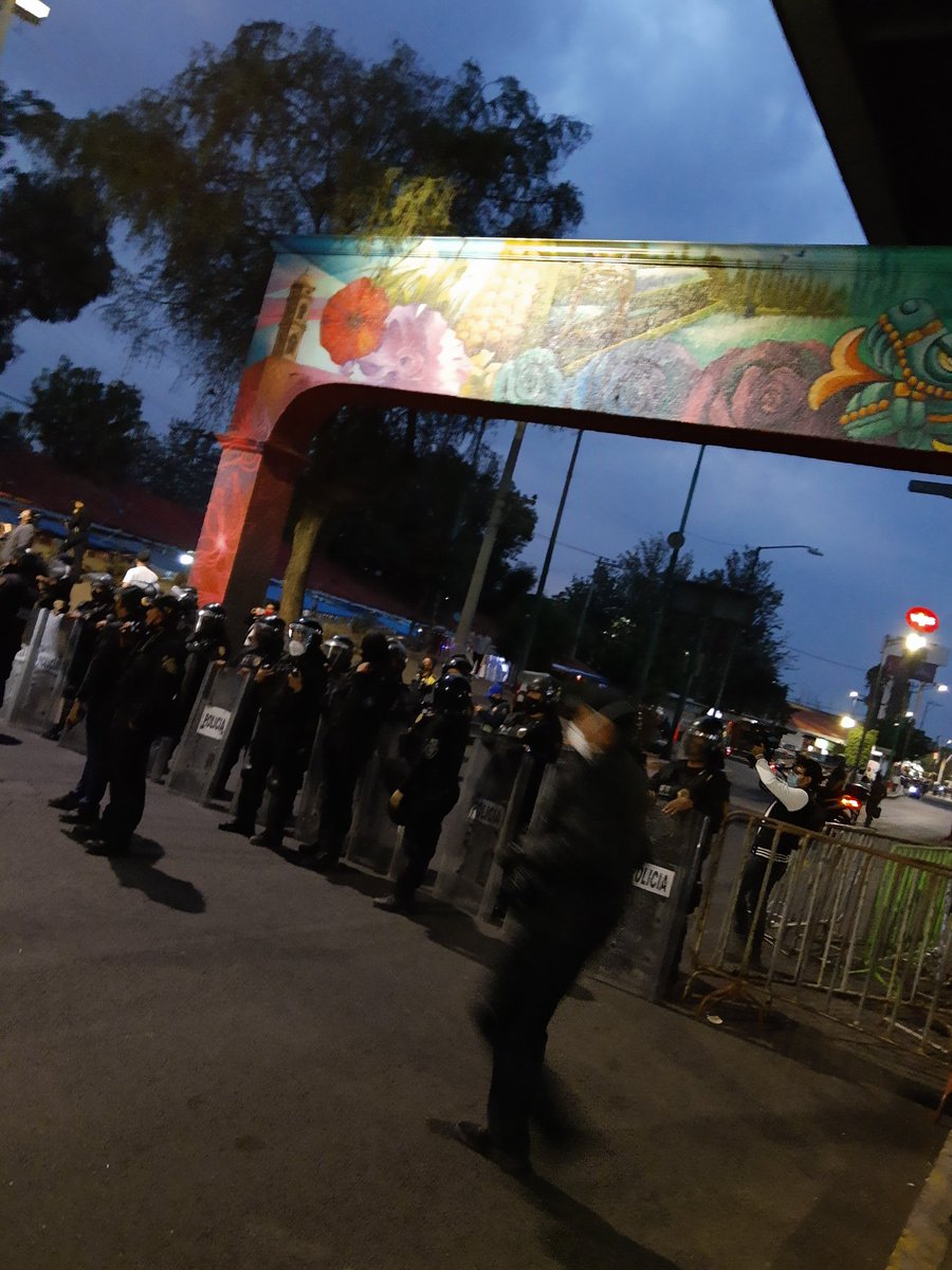 Lubruixa's tweet photo. A punto de llegar al punto del colapso la policía no deja pasar
#NoFueAccidenteFueNegligencia 
#Linea12DelMetro 
#JusticiaTlahuac
#LaCorrupcionMata 

@CAInformaMX https://t.co/ZmHexXTsFY