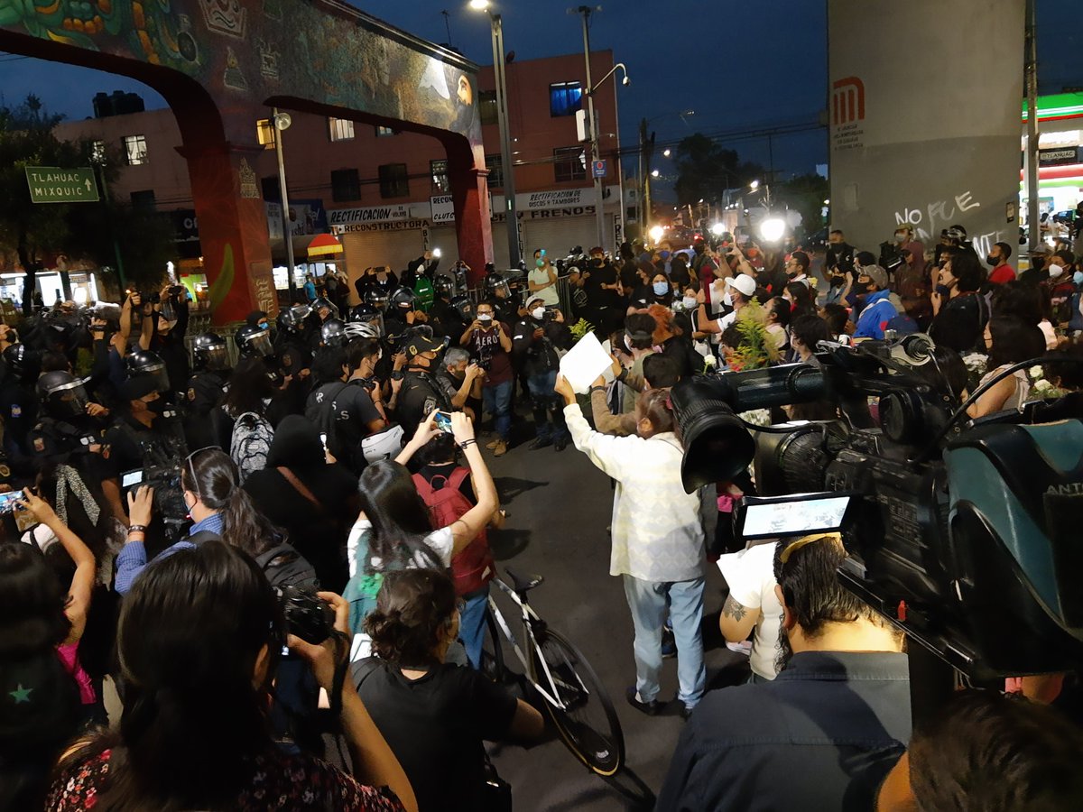 Lubruixa's tweet photo. A punto de llegar al punto del colapso la policía no deja pasar
#NoFueAccidenteFueNegligencia 
#Linea12DelMetro 
#JusticiaTlahuac
#LaCorrupcionMata 

@CAInformaMX https://t.co/ZmHexXTsFY