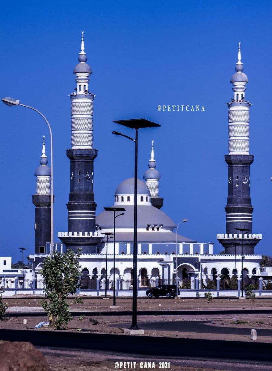 MamadouIbnAbdal's tweet image. La grande mosquée de Thiès située au Zac a été inaugurée aujourd'hui. Elle a accueilli la dernière  prière de vendredi de ce mois béni de Ramadan et la première assemblée de Wazifa et de Hadara des disciples tidianes de la capitale du Rail.