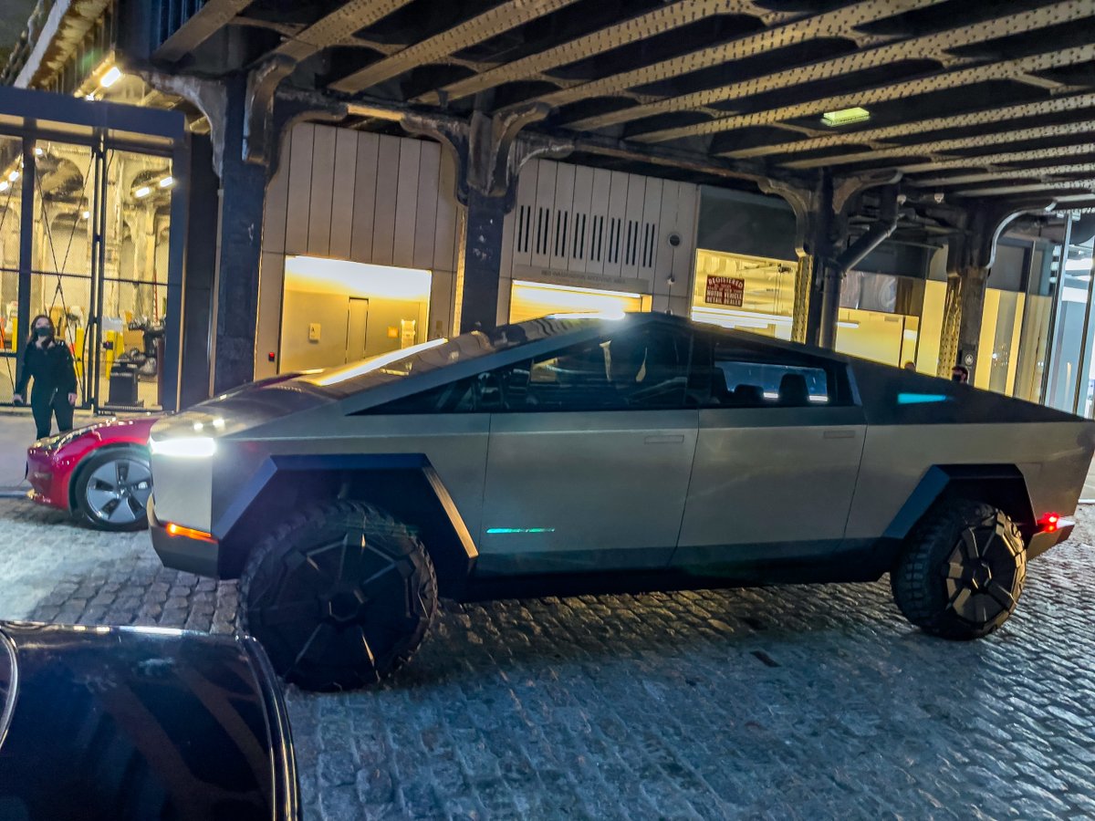 albertclee's tweet image. Oddly satisfying to see this IRL... or is this a simulation? @Tesla @elonmusk