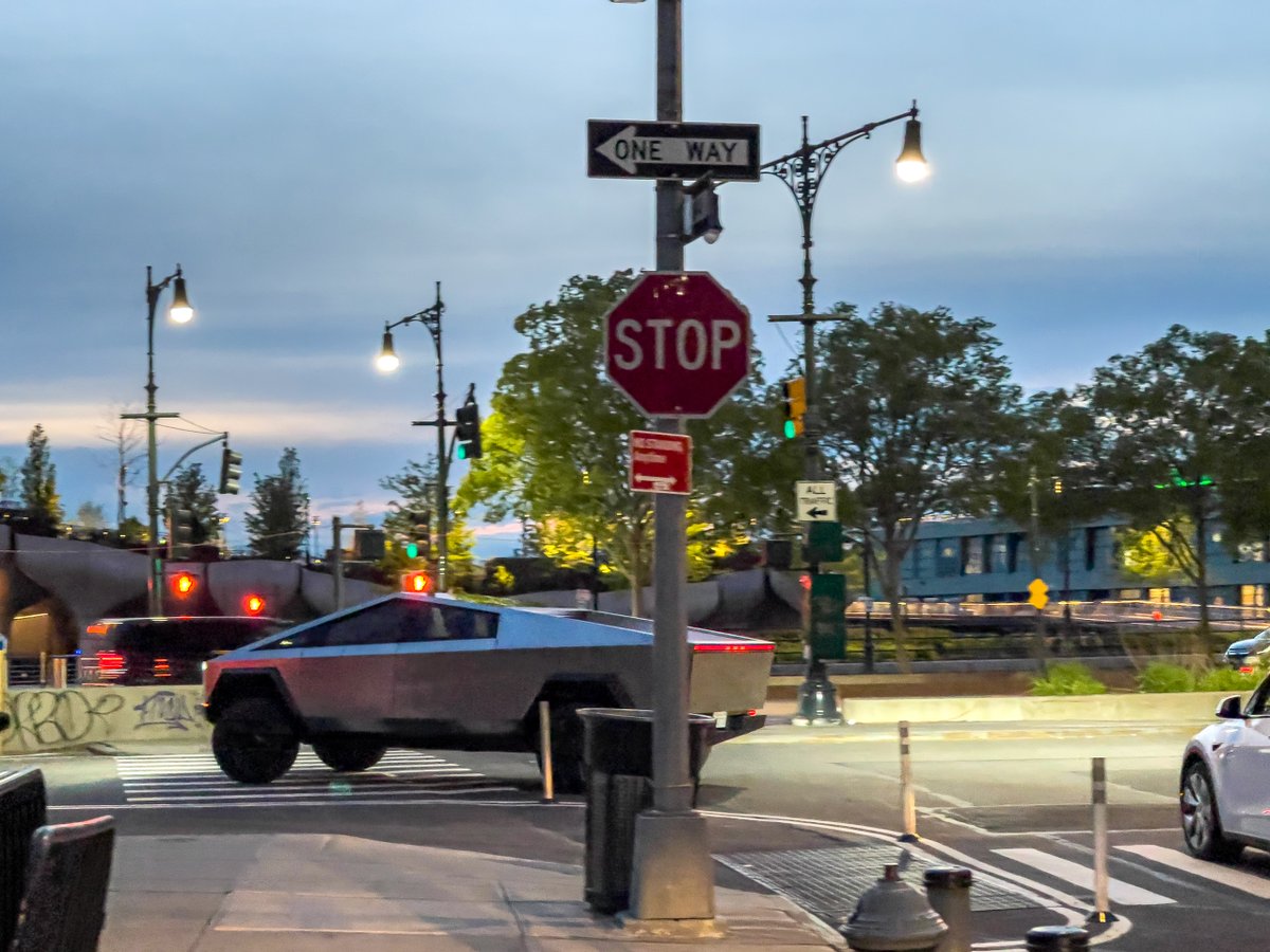 albertclee's tweet image. Oddly satisfying to see this IRL... or is this a simulation? @Tesla @elonmusk