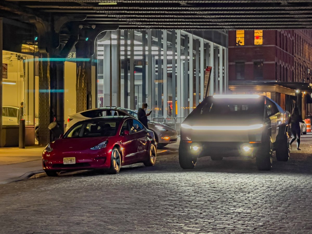 albertclee's tweet image. Oddly satisfying to see this IRL... or is this a simulation? @Tesla @elonmusk