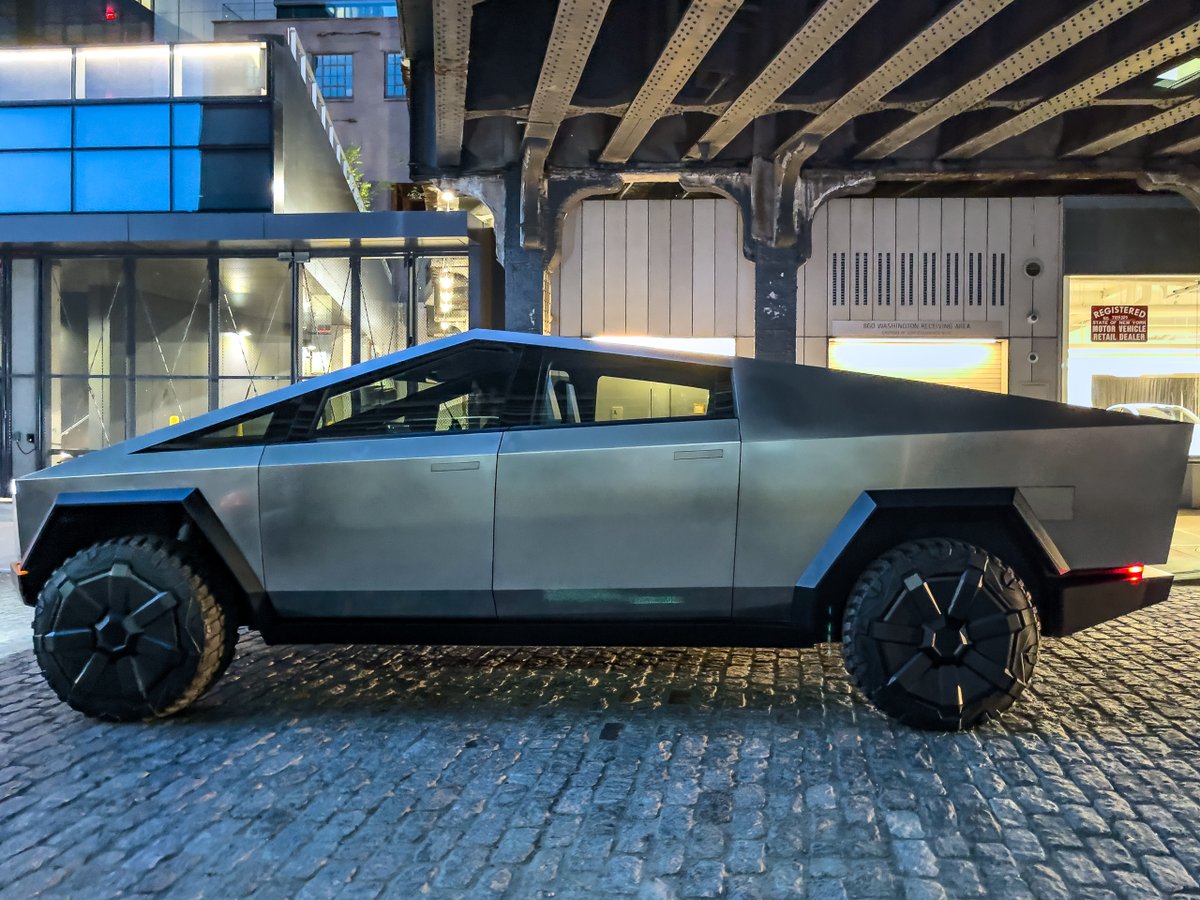 albertclee's tweet image. Oddly satisfying to see this IRL... or is this a simulation? @Tesla @elonmusk