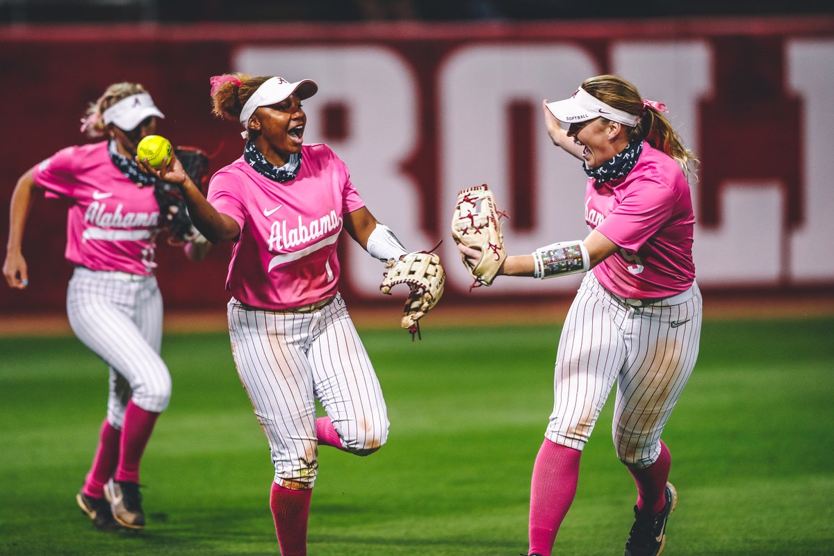 Elissa with the INCREDIBLE #SCTop10 diving catch!! 🥎💎🙌

#RollTide #PowerOfPink