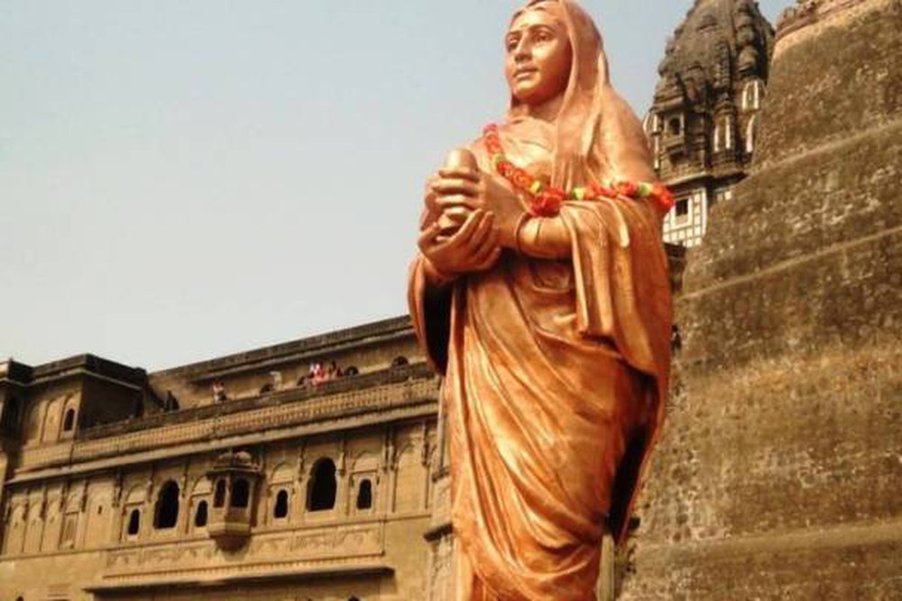 But Punyashlok Ahilyadevi Holkar gave this place a new identity. The current temple that we see was not just rebuilt but renewed during her tenure. (14/17)