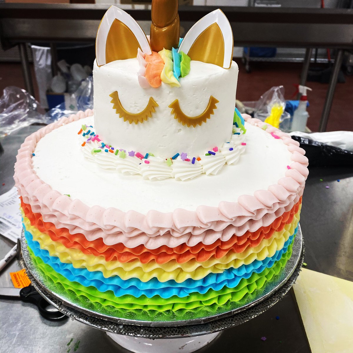 BRose1206's tweet photo. Fav cake I did this week hands down. https://t.co/XNE1ZicVQz