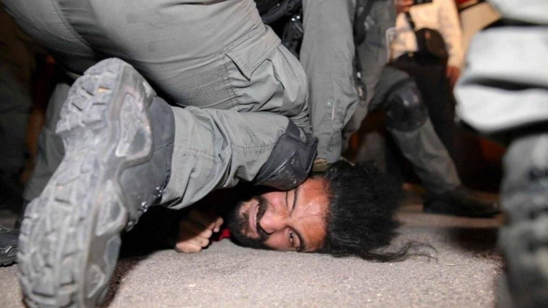 Fawddawi's tweet photo. Hey Mr. President @JoeBiden, does this look familiar? 

The world was SHAKEN for #GeorgeFloyd, but it is now silent for Omar. The Palestinians couldn't breathe since 1948....

#SaveSheikhJarrah
#المسجد_الأقصى
#انقذوا_حي_الشيخ_جراح
#القدس_تنتفض
#حي_الشيخ_جراح https://t.co/5lRJqDrQlz