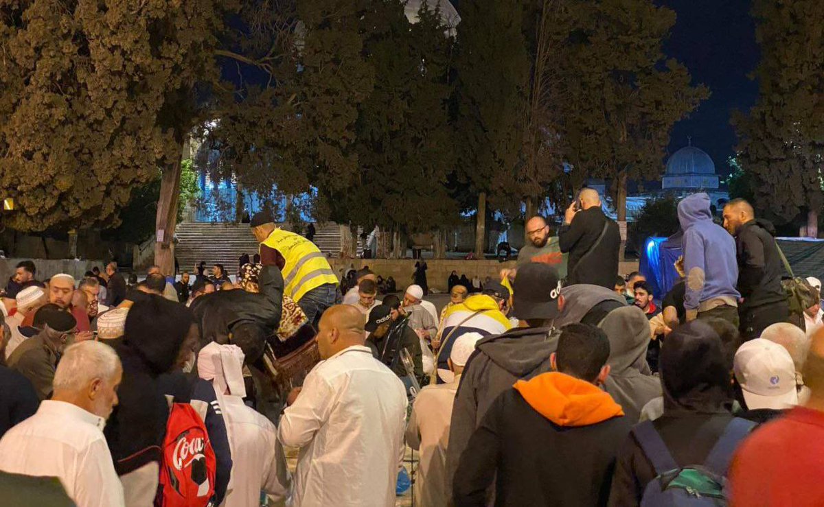 İşgalci İsrail güçleri saatlerce süren saldırılarından sonra, Müslümanların direnişi sonrası çekildi ve #MescidiAksa sahipleriyle kavuştu.