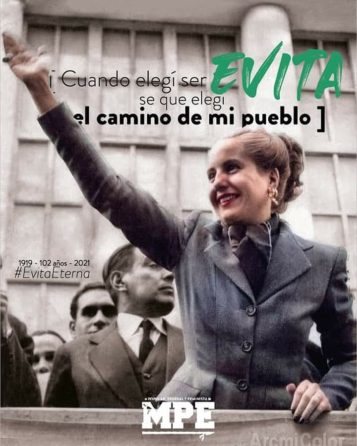 si_ficafcejs's tweet photo. ABANDERADA DE LES HUMILDES.

Hoy conmemoramos el natalicio de nuestra mujer faro. Quien rompió millones de estructuras patriarcales siendo referanta política, abrazando al pueblo, abrazandonos a les descamisades.

#EvitaCumple
#Evita102 https://t.co/EuxlPDPpLA