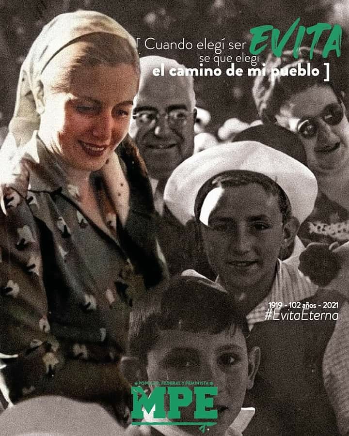 si_ficafcejs's tweet photo. ABANDERADA DE LES HUMILDES.

Hoy conmemoramos el natalicio de nuestra mujer faro. Quien rompió millones de estructuras patriarcales siendo referanta política, abrazando al pueblo, abrazandonos a les descamisades.

#EvitaCumple
#Evita102 https://t.co/EuxlPDPpLA