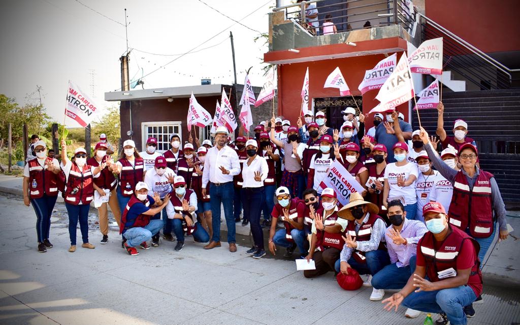 JCarlosPatron23's tweet photo. Continuamos con los recorridos casa por casa en la Colonia La Sirena.
Este día vengo acompañado de Antonio Crespo actual diputado del Distrito 23 por Morena-Pas. 
Coincidimos con toda mi gente en que tenemos que seguir trabajando por quien más lo necesita.
#mivotoparapatrón https://t.co/j5Nhh6yTdn