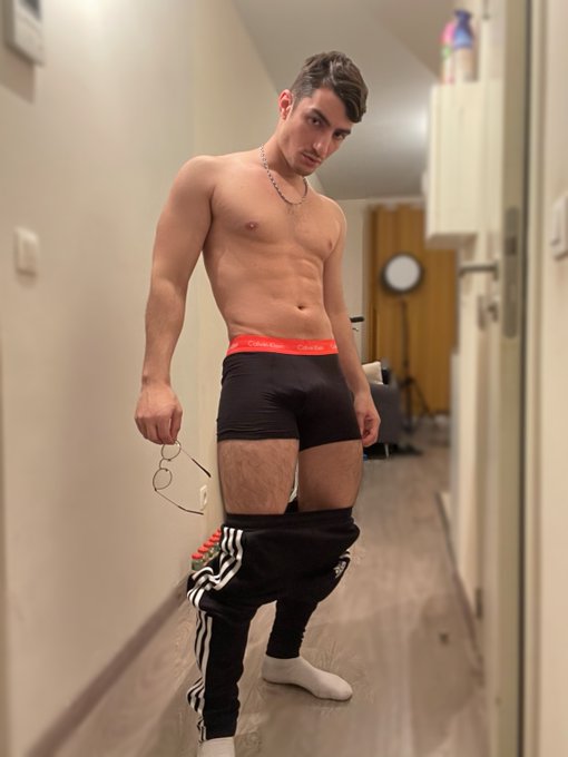 1 pic. Rt! REBEU !  ARAB BOY HORNY Today only 6$ Join now https://t.co/aW9fNijrV6 https://t.co/0lDI2